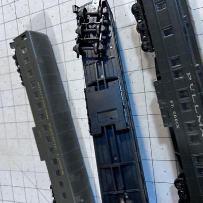 2 Pullman and 1 Southern Pacific Passenger Cars HO SCALE.