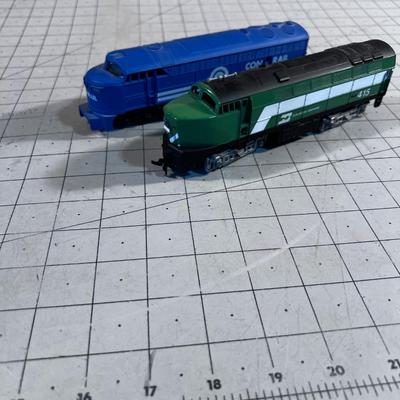 2 ENGINES HO Burlington Northern and a Conrail 