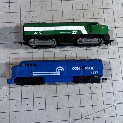 2 ENGINES HO Burlington Northern and a Conrail 