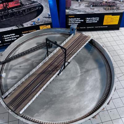 Ho Scale Turn Table and Round House