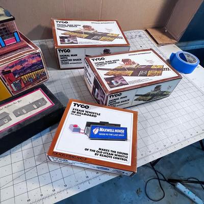 HO SCALE Lighted Factory, Bill Board and Single Crossing 