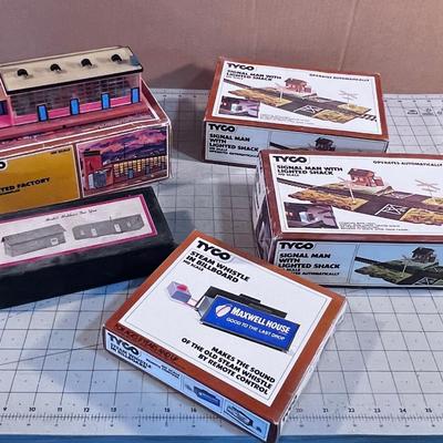 HO SCALE Lighted Factory, Bill Board and Single Crossing 