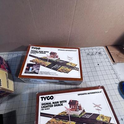 HO SCALE Lighted Factory, Bill Board and Single Crossing 
