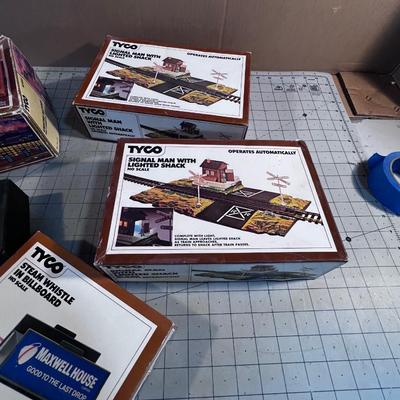 HO SCALE Lighted Factory, Bill Board and Single Crossing 