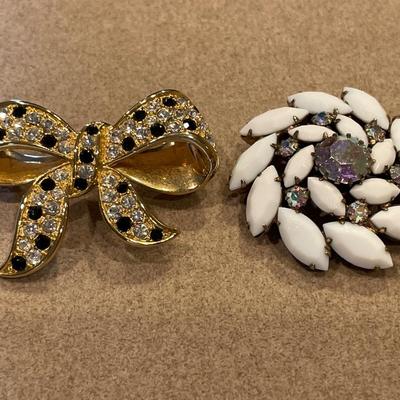 Bow & white brooches