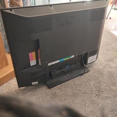 VIZIO 32" TV WITH REMOTE AND JVC COMB0 DVD/VHS PLAYER