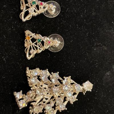 Vintage Christmas brooch and post earrings