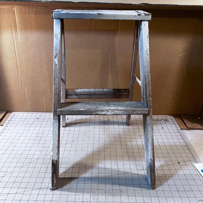 Step Ladder Cute Wood Has paint on it. 