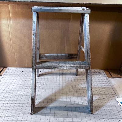 Step Ladder Cute Wood Has paint on it. 