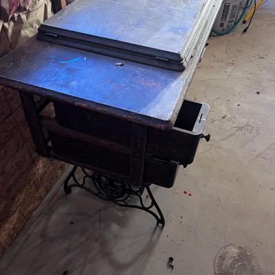 CUTE!! Old Singer Treadle Sewing Machine 