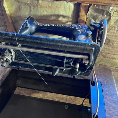 CUTE!! Old Singer Treadle Sewing Machine 