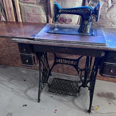 CUTE!! Old Singer Treadle Sewing Machine 