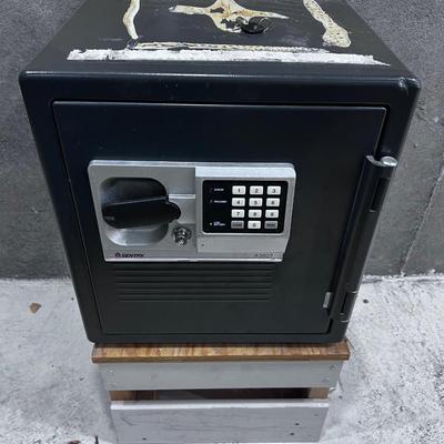 SMALL Safe Bolted to the WALL SENTRY with key and comp. 
