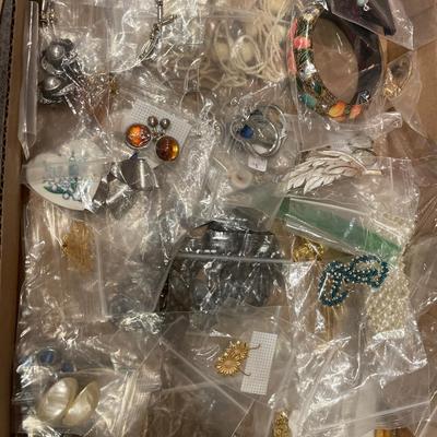Flat of miscellaneous jewelry