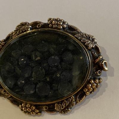 Vintage 14K gold engraved pendant filled with Iolite stones