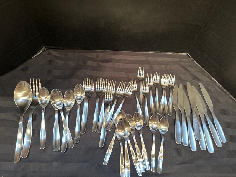 Lot 33 Gourmet Settings flatware
