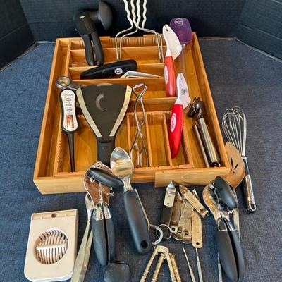Lot 38 kitchen items
