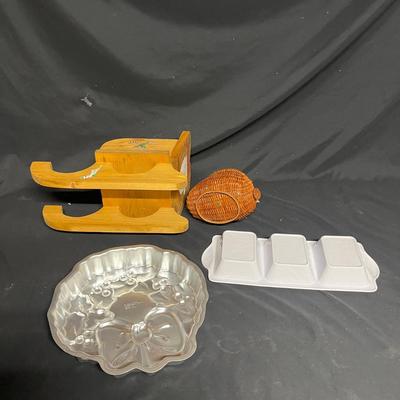 Hallmark, Avon, Ceramic Figurines & More Christmas Decor (BS2-MG)