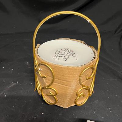 Hallmark, Avon, Ceramic Figurines & More Christmas Decor (BS2-MG)