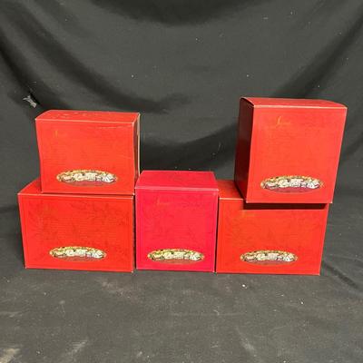 Hallmark, Avon, Ceramic Figurines & More Christmas Decor (BS2-MG)