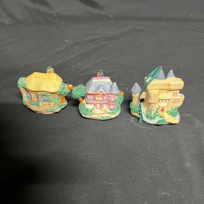 Hallmark, Avon, Ceramic Figurines & More Christmas Decor (BS2-MG)