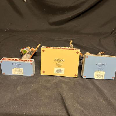 Hallmark, Avon, Ceramic Figurines & More Christmas Decor (BS2-MG)