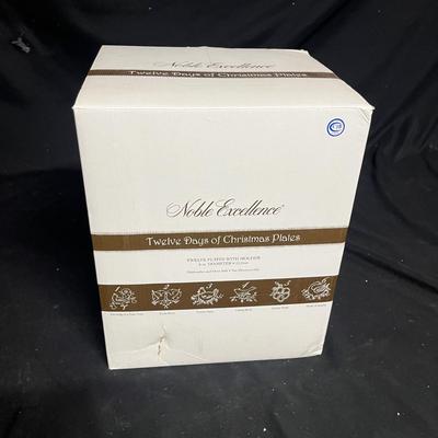 Hallmark, Avon, Ceramic Figurines & More Christmas Decor (BS2-MG)