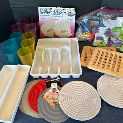 Lot 45 trivets, clips, cups