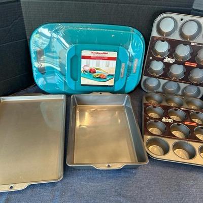 Lot 48 Ekco baking items