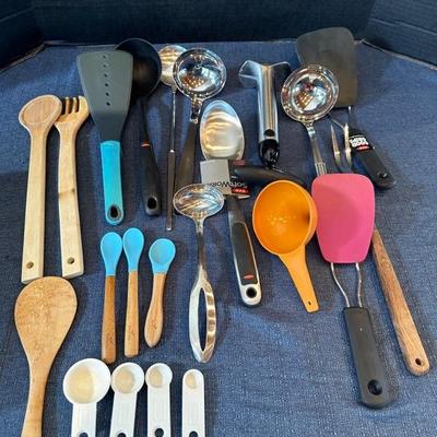 Lot 57 kitchen items