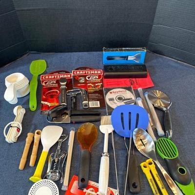 Lot 58 kitchen items