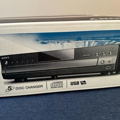 Lot 21 Sony, five disc changer compact disc player CDP â€“ CE 500
