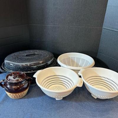 Lot 71 kitchen items