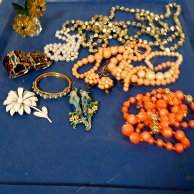 LOT 82 LOT OF VINTAGE JEWELRY