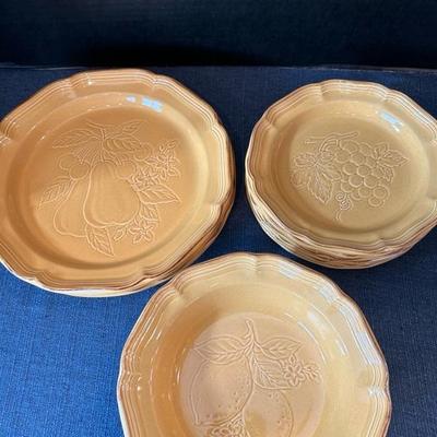 Lot 90 Mikasa Pumpkin Pie plates