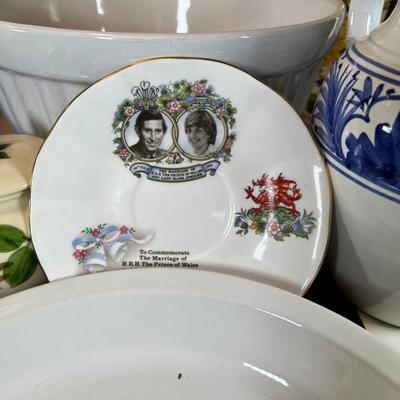Vintage ceramic collectible Salt Pepper dinnerware