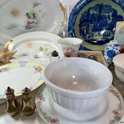 Vintage ceramic collectible Salt Pepper dinnerware
