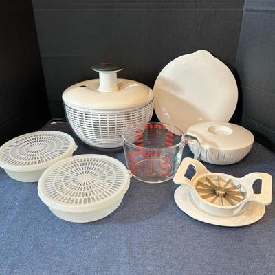 Lot 141 kitchen items