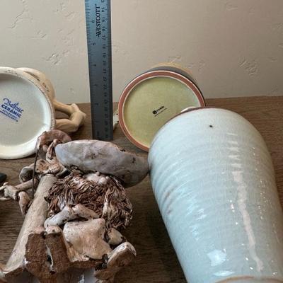 Lot 162 Miscellaneous ceramic, and Pottery home decor