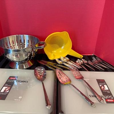 Lot 144 variety of kitchen items
