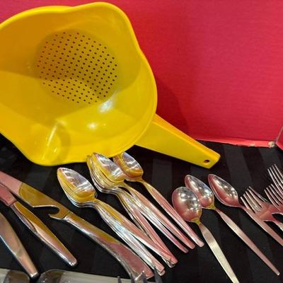 Lot 144 variety of kitchen items