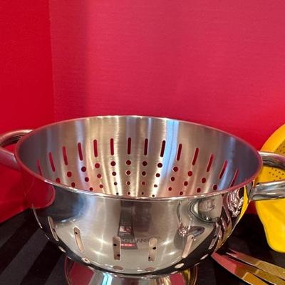 Lot 144 variety of kitchen items