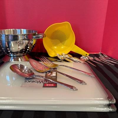 Lot 144 variety of kitchen items