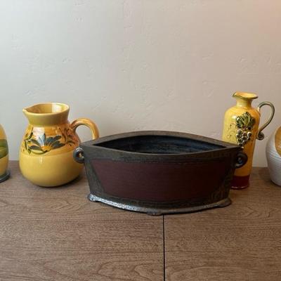 Lot 164 Pottery and ceramic home decor items