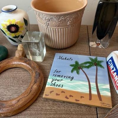 Lot 165 Miscellaneous home decor items