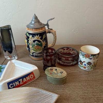 Lot 165 Miscellaneous home decor items