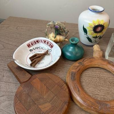 Lot 165 Miscellaneous home decor items