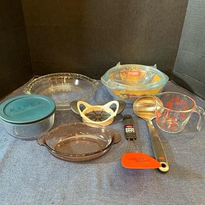 Lot 148 kitchen items