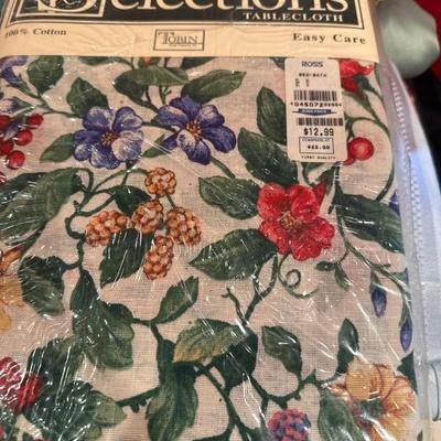 Lot 150 Variety of tables cloths