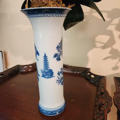 Pair Mottahedeh Porcelain Diplomatic Eagle Trumpet Vase with Arrangements